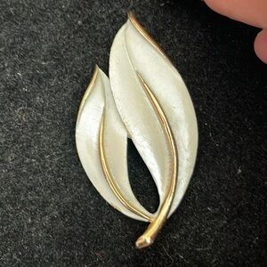Sarah Coventry Vintage Signed Brooch. MA